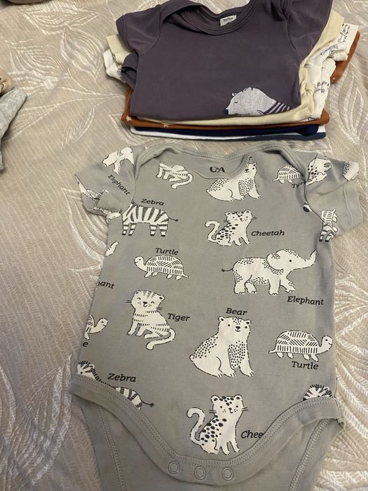 Бодики,костюмы и т.д в отличном состояние ,размер 6-9 месяцев