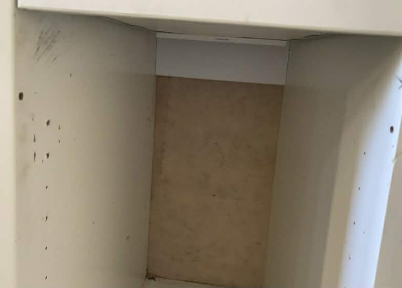 Białe biurko ikea z szufladami.