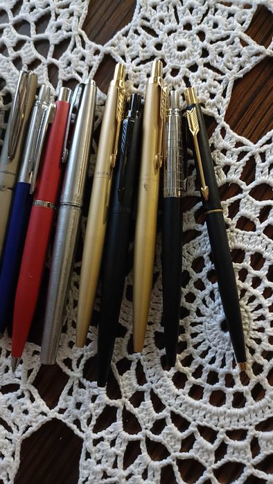 Pequena coleção de esferográficas e canetas