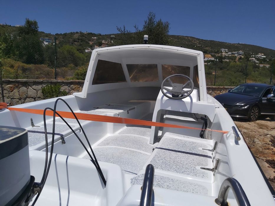 Barco Semi-Cabinado de 6 pessoas