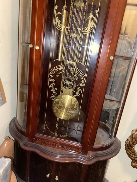 Relógio com Vitrine em Ambos os Lados