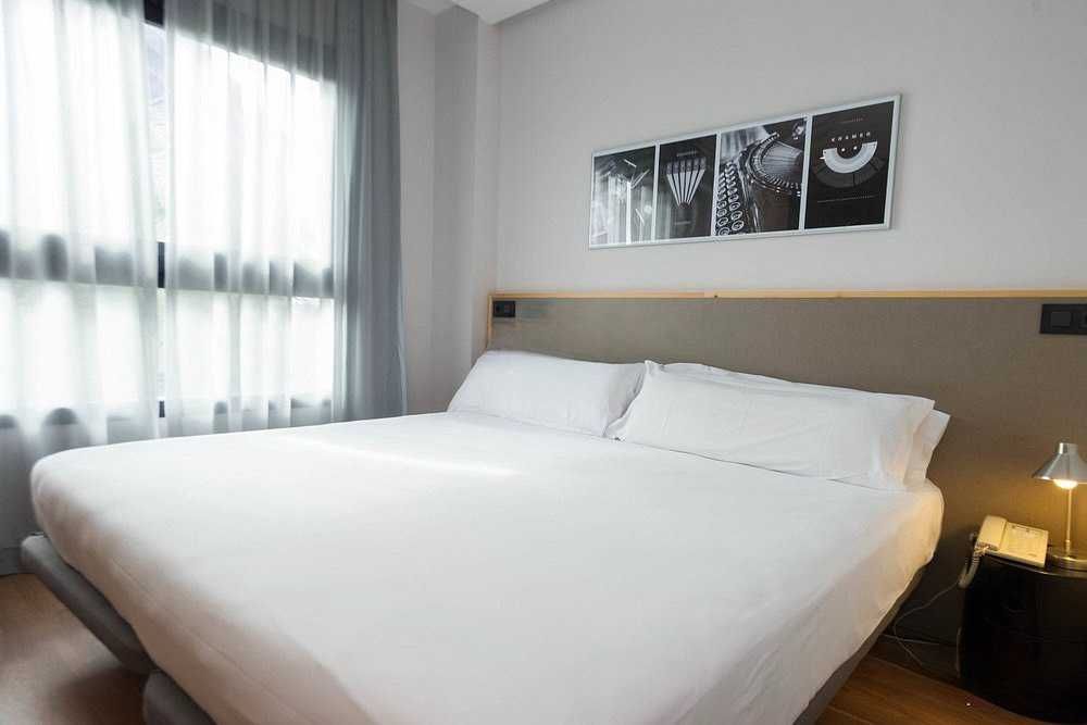 Продаж готелю. 24 номери. Висока дохідність. Льорет. Поруч Барселона