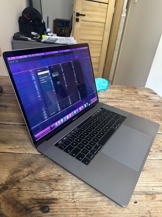 MacBook Pro 15 2016, A1707, i7, paski na ekranie