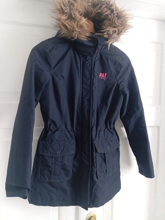 Super kurtka damska parka jest kultowej marki Abercrombie & Fitch.  S. M