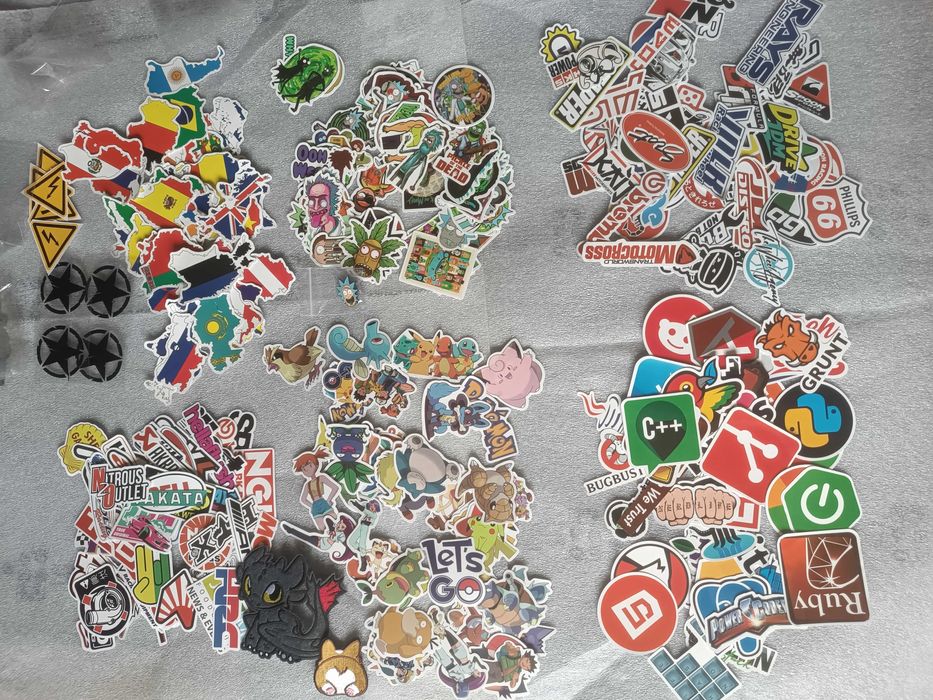 Zestaw naklejek 300szt = 6 x 50szt Pokemon. Rick i Morty, Flagi, Moto