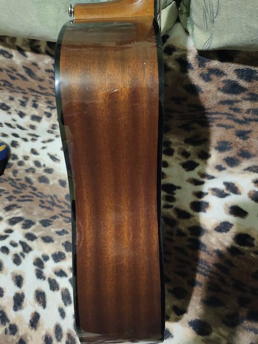 Продам акустическую гитару