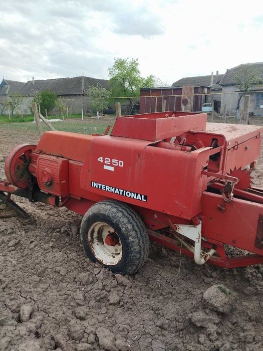 Причіпний тюковий прес-підбирач International 425D