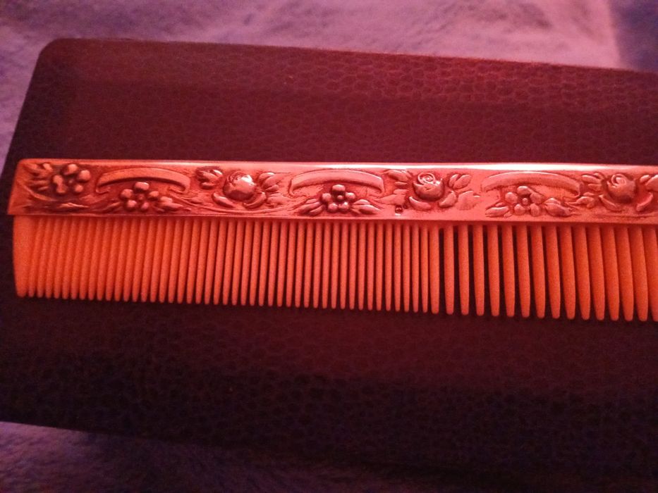 Pente com relevo de prata