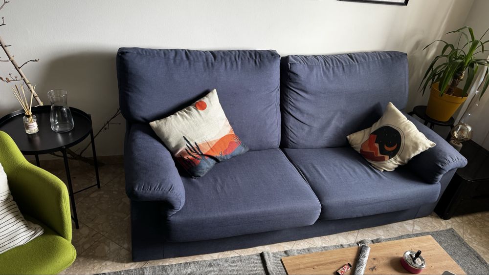 Sofá azul dois lugares.