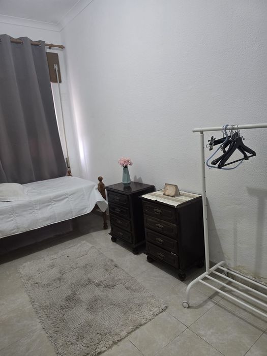 Quarto na quinta do conde ao pé de tudo.