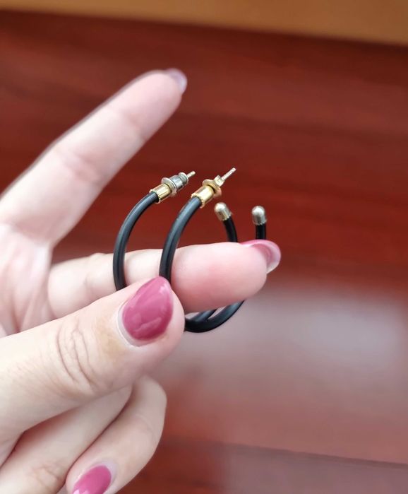 Argolas pretas de material leve