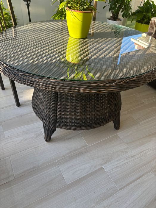 Mesa redonda em verga