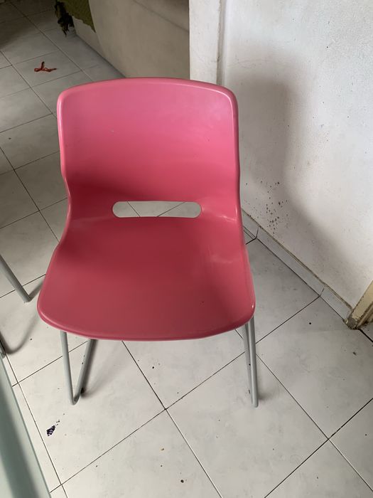 Mesa de vidro com cadeiras