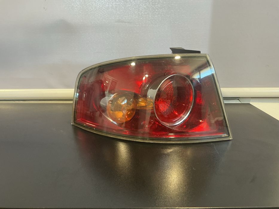 Farolim traseiro  esquerdo painel seat ibiza 6l ano 2003
