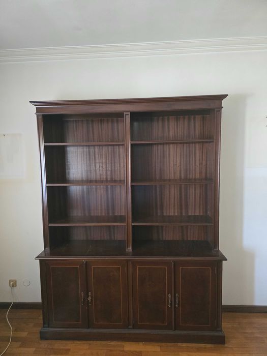 Estante com armários em madeira