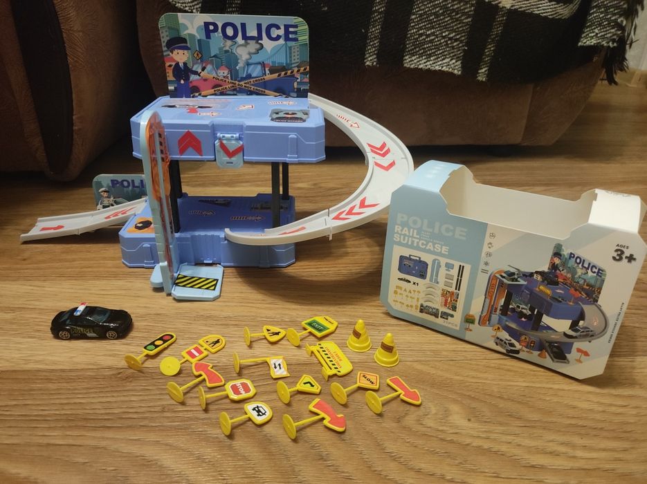 Набор игрушек Паркинг с полицейским участком в чемодане