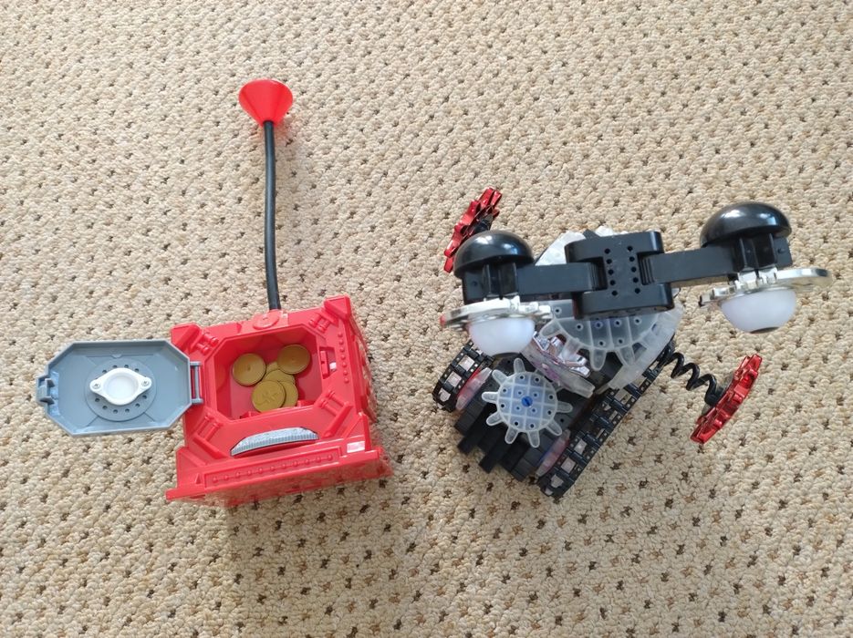 Zabawki robot i sejf