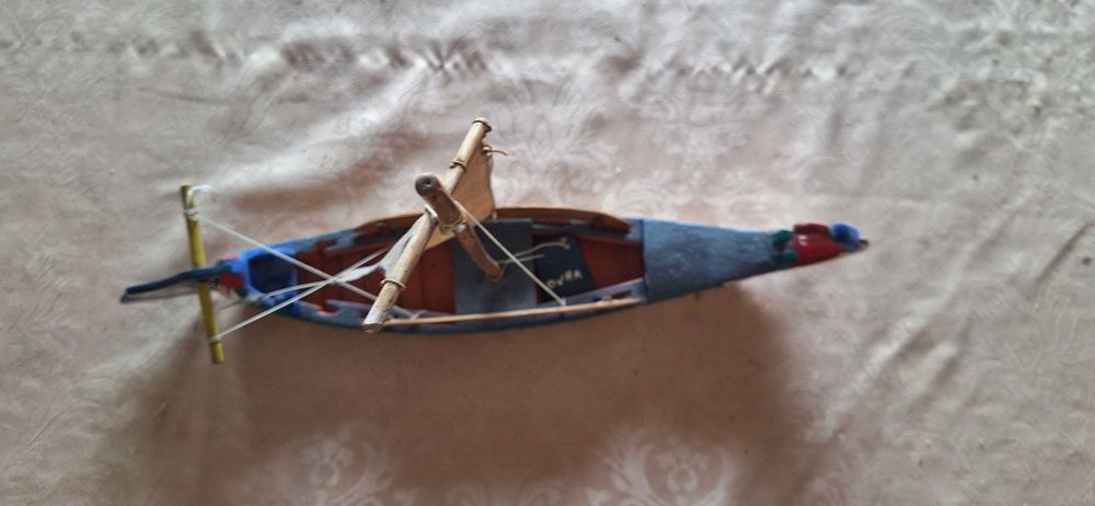 Miniatura artesanal de um barco moliceiro, a tradicional embarcação da Ria de Aveiro.