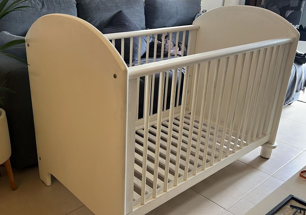 Cama de grades em madeira maciça