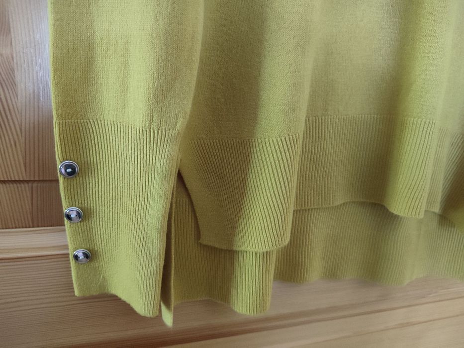 Cienki sweterek z dekoltem V