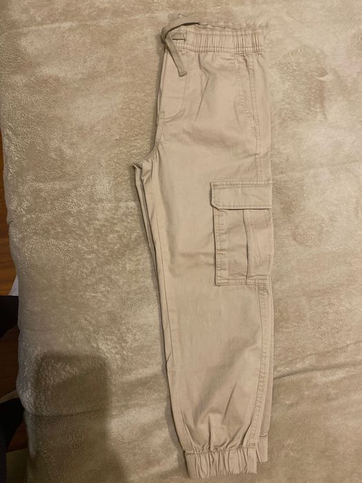 Calça de sarja para menina dos 6/7 anos  , de cor bege