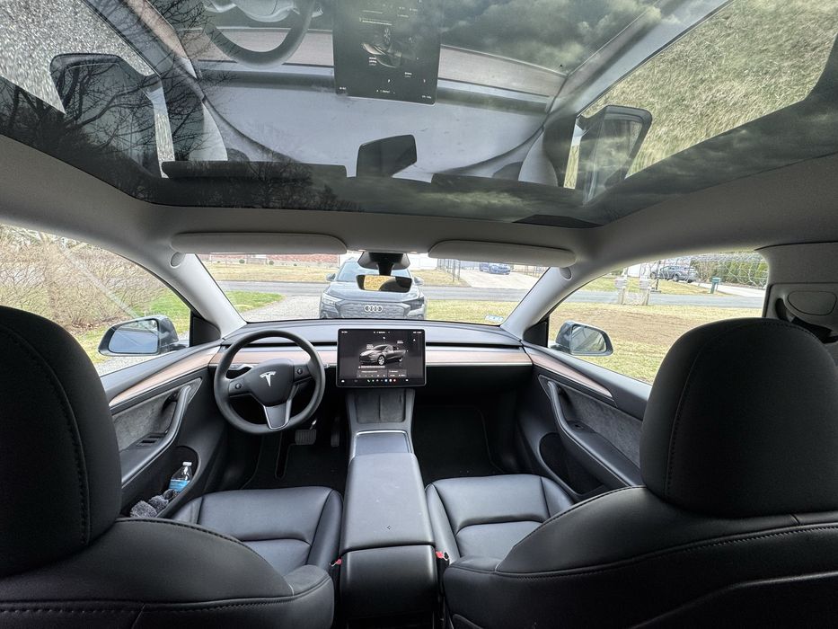 Автомобиль 2023 Tesla Model Y