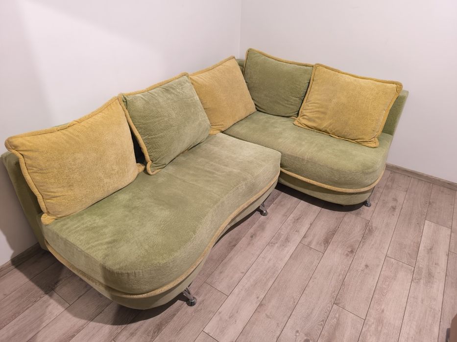 Narożnik z poduszkami i funkcją spania