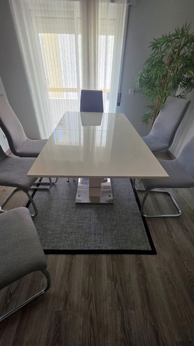 Mesa extensível com 6 cadeiras