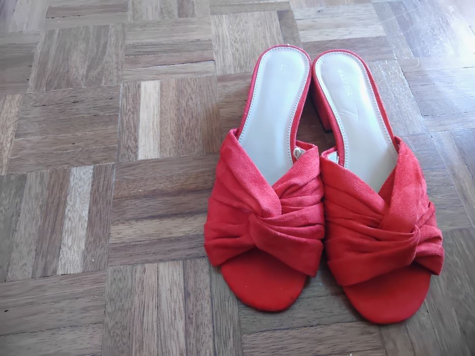 Sandálias, chinelos para mulheres