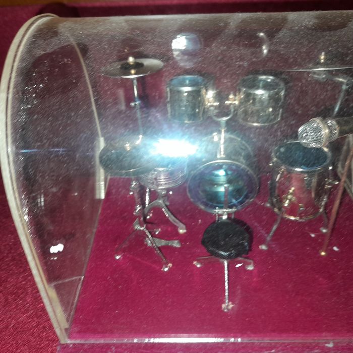 Bateria minitura com tampa acrilico por 15€