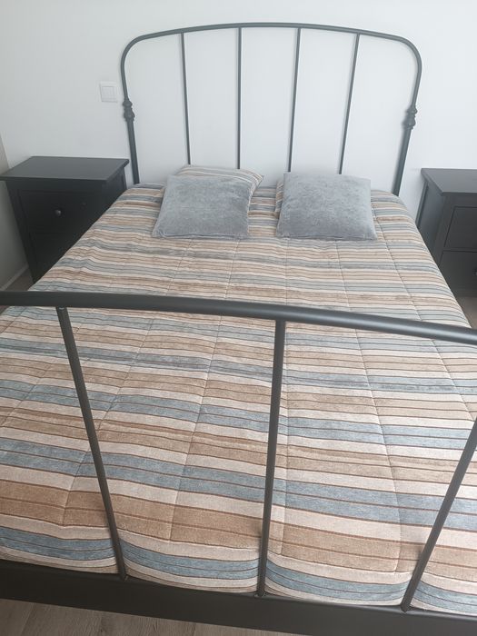 Cama IKEA em Ferro Preto – Simples, Elegante e Resistente