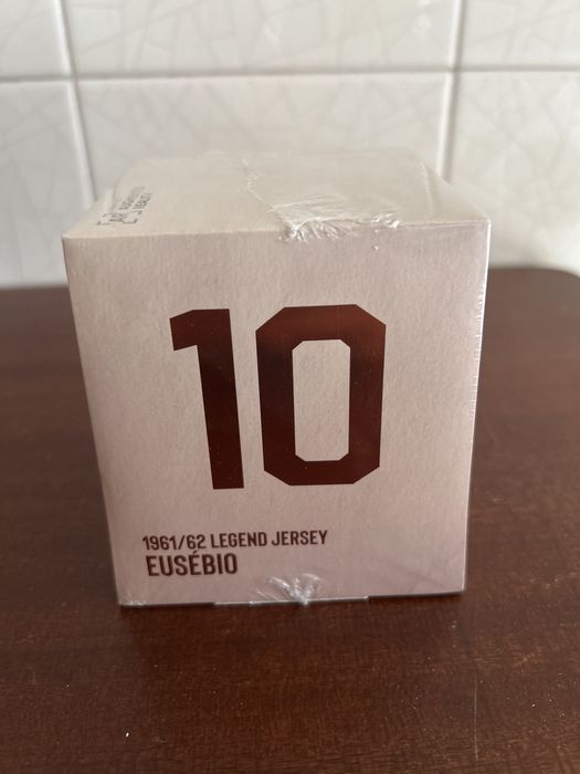 Figura Camisola Benfica Eusebio com assinatura