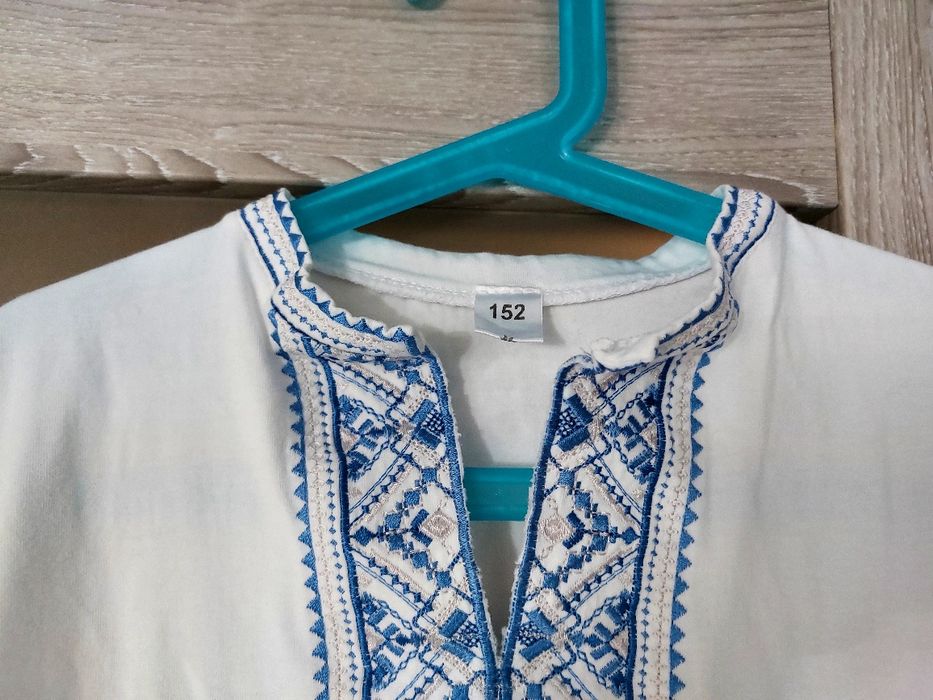 Koszulka t-shirt z haftem 152