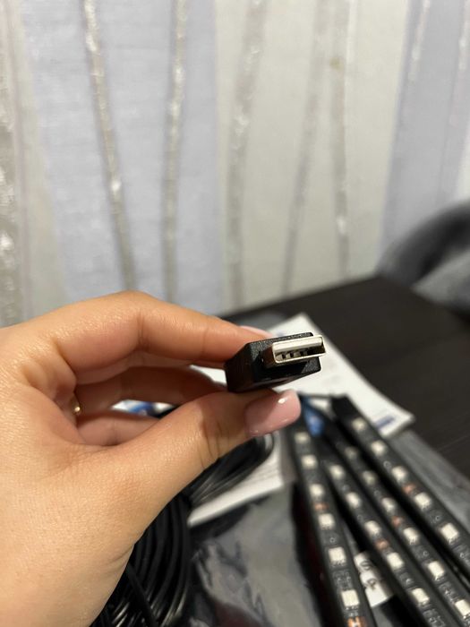 Універсальна RGB стрічка для авто з USB та управлінням з сматфона