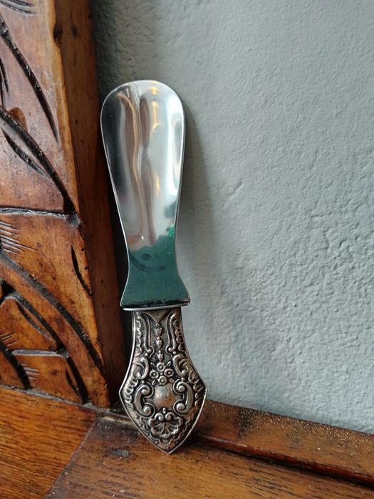 Calçadeira com o cabo em prata