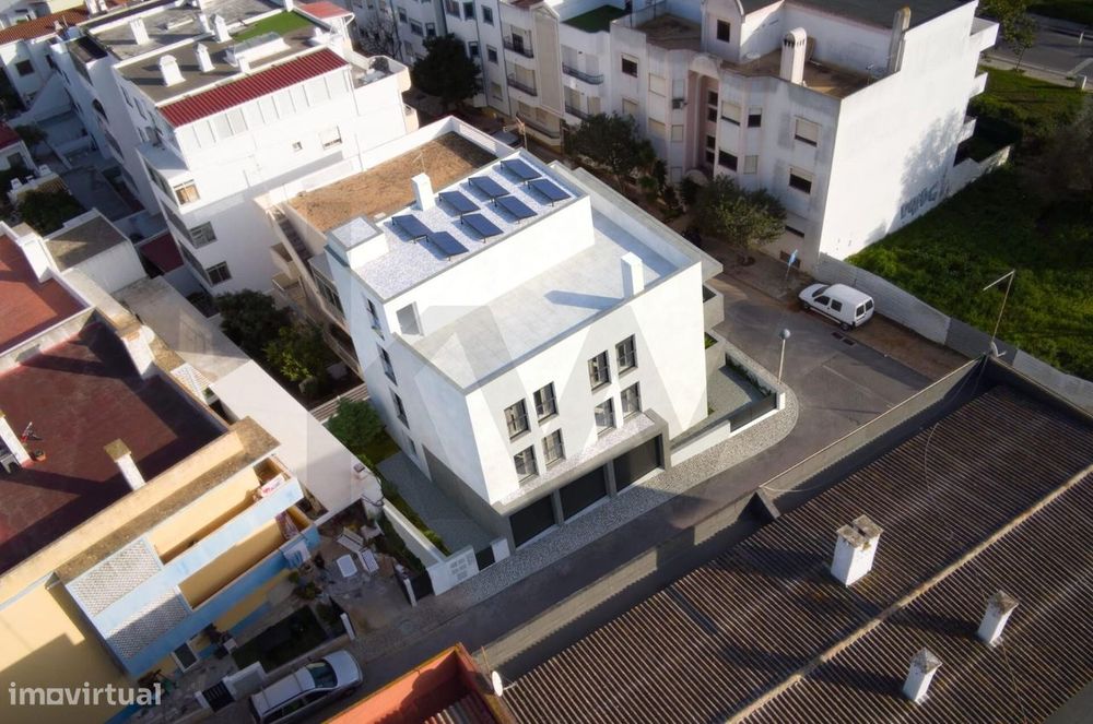 T2 Ultimo Andar Com 147,5M2 De Area Bruta, Prédio Com 3 Frações, Garag