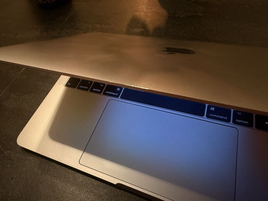 Macbook pro i5 2017 8gb ram, 256 ssd z nową baterią