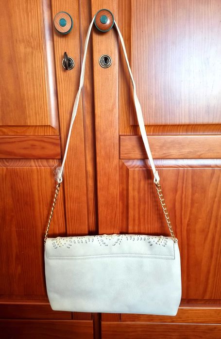 Mala bege e dourada com trabalhado, com cerca de 35x22cm - nunca usada