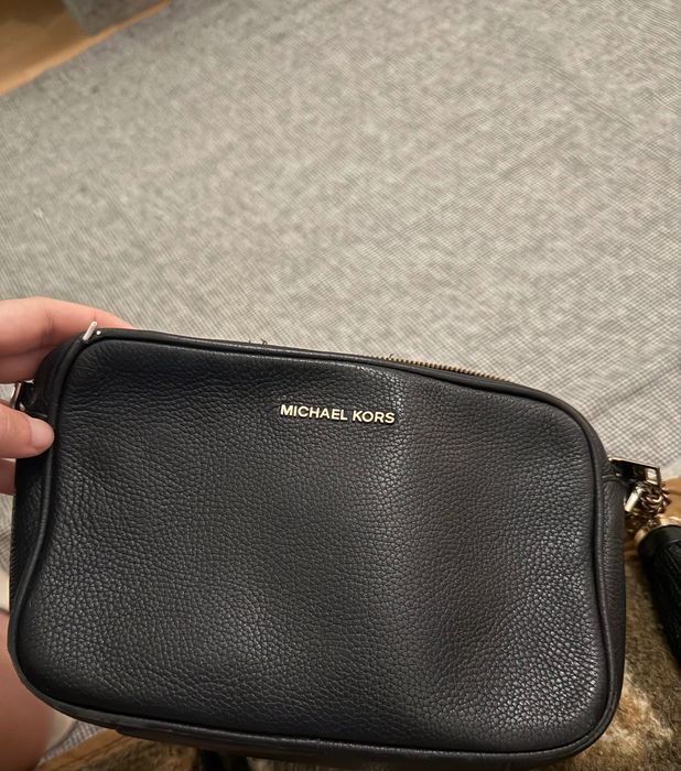 Mala Michael Kors, camera bag em pele (crossbody)