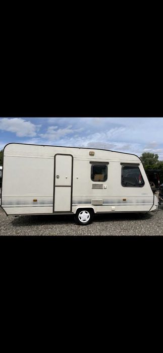 Caravana Adria Optima para 4 pessoas com toldo