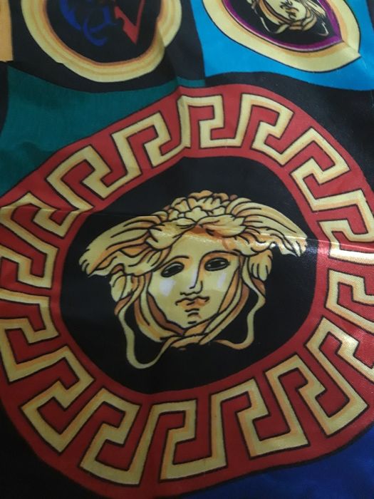 Продається надзвичайно яскравий шовковий платок  Versaceплато