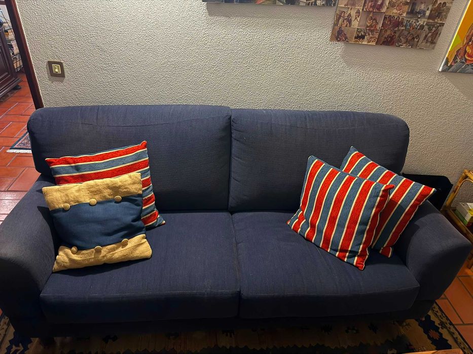 Conjunto de sofá de 2 lugares e cadeirão
