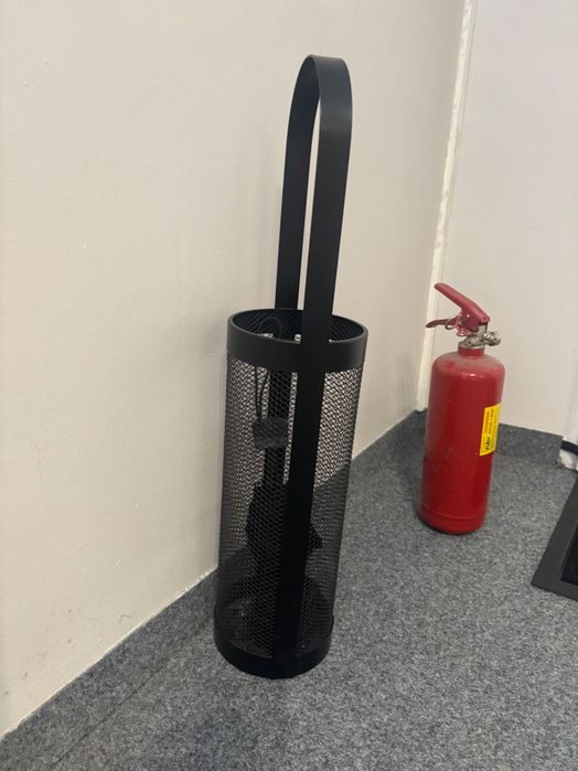 Stojak na parasole czarny metalowy industrialny