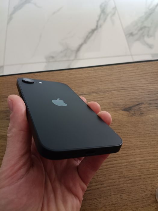 Sprzedam iPhone 16e, 128 Gb, czarny, bateria 100% kondycja