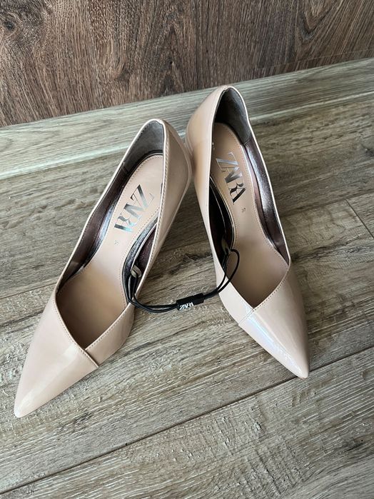 Туфли бежевые лаковые Zara