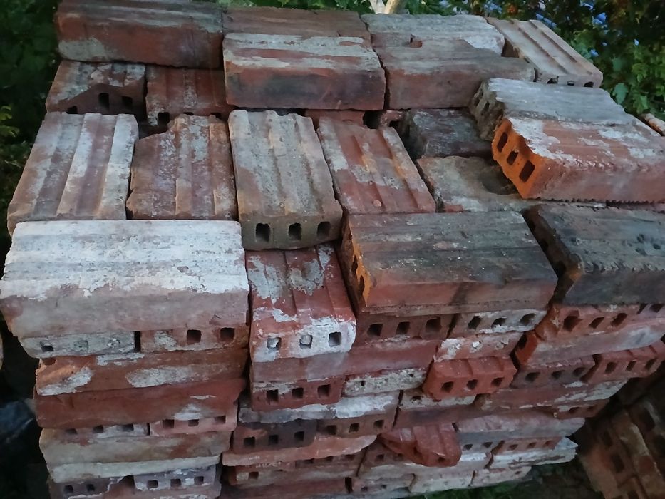 Cegła z rozbiórki PRL
