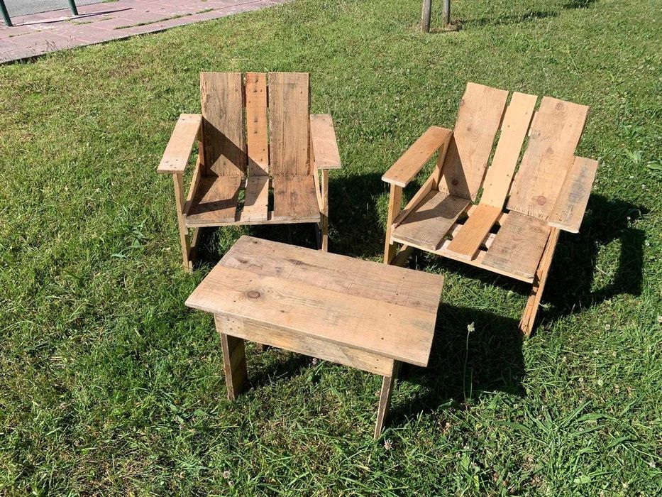 Conjunto para jardim, dois Cadeirões, e uma mesa de apoio