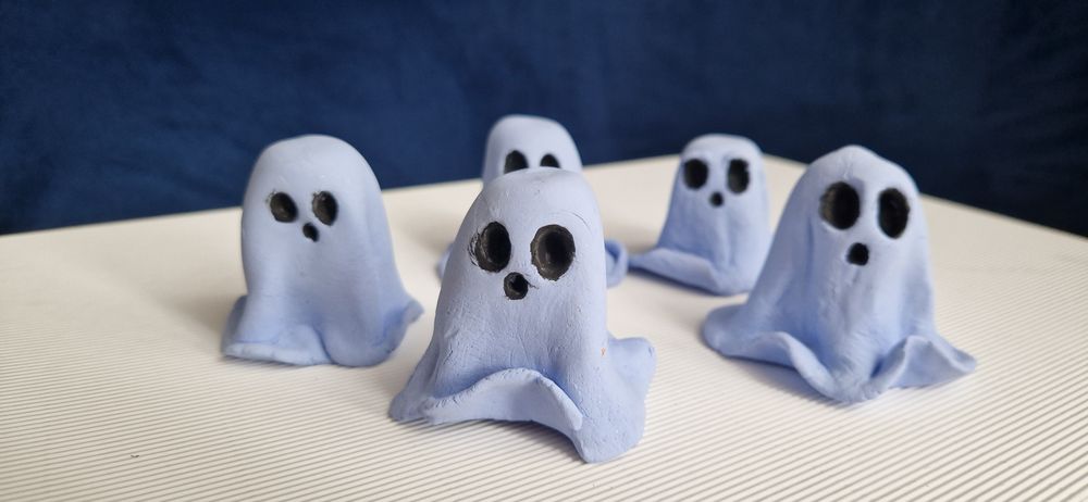 Figurki duszki gliniane, ozdoby na Halloween