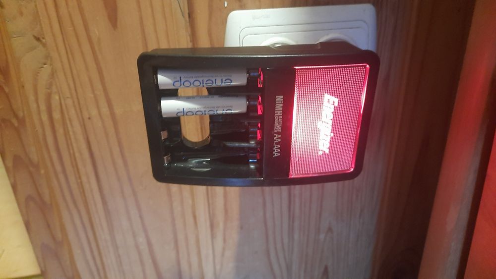 Оригінальний зарядний пристрій Energizer  CHVСM4-UK,  NiMH, AA та ААА