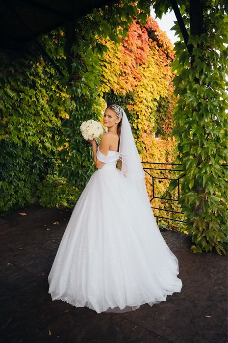 Біла весільна сукня